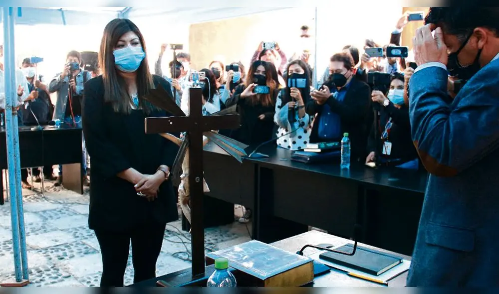 Asume el cargo. La consejera Kimmerlee Gutiérrez asumirá la conducción del Gobierno regional. Fue respaldada con la votación de cinco legisladores. Asume el cargo. La consejera Kimmerlee Gutiérrez asumirá la conducción del Gobierno regional. Fue respaldada con la votación de cinco legisladores.