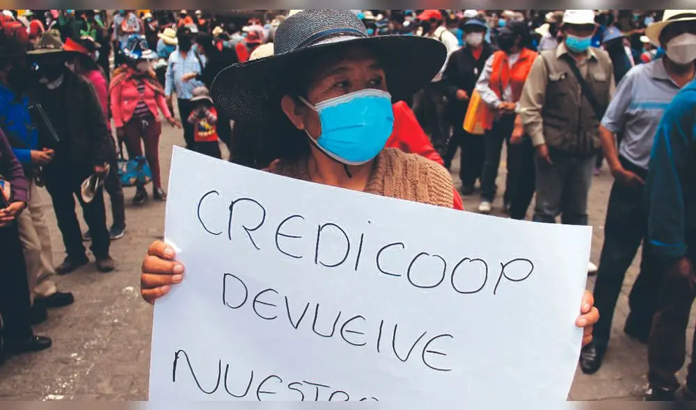 Movilización. Ahorristas volvieron a movilizarse ayer para exigir la devolución de sus depósitos. Movilización. Ahorristas volvieron a movilizarse ayer para exigir la devolución de sus depósitos.