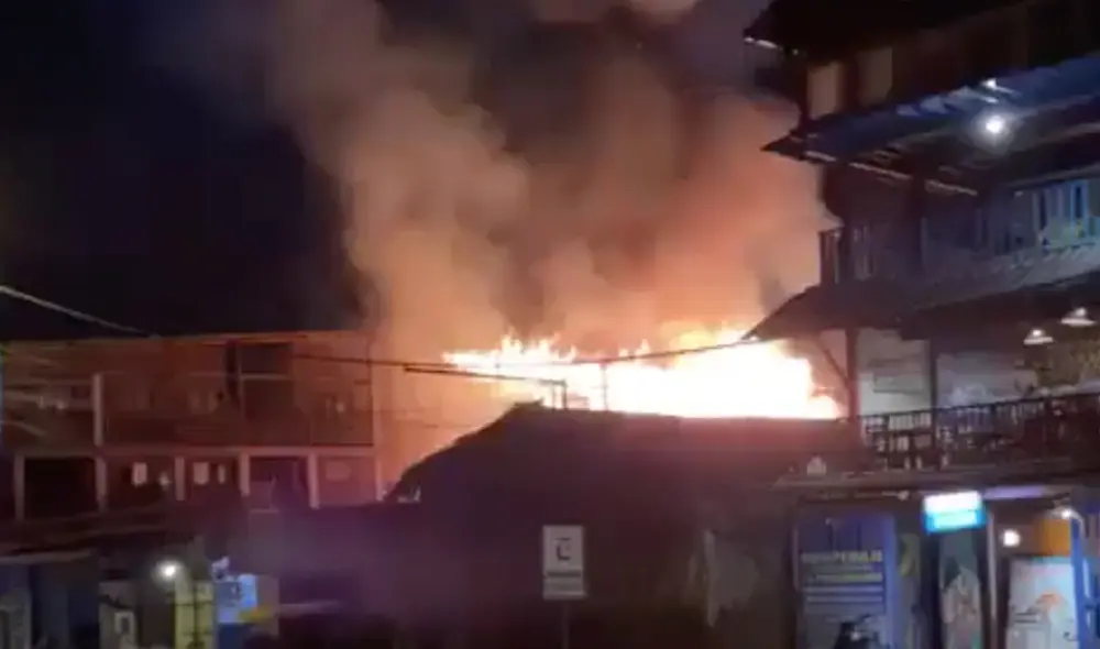 Luego de dos horas, los bomberos de Talara pudieron controlar el siniestro. Foto: difusión Luego de dos horas, los bomberos de Talara pudieron controlar el siniestro. Foto: difusión
