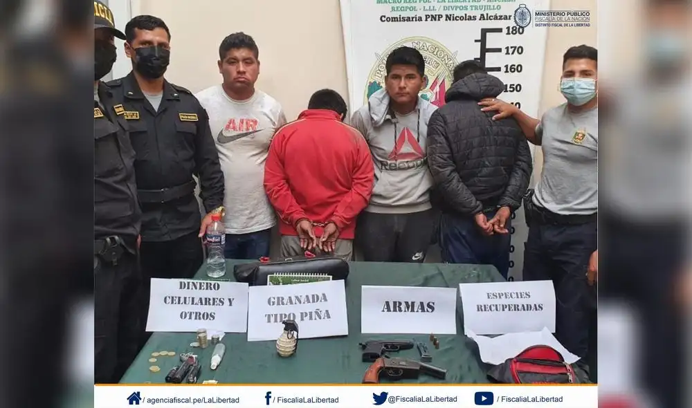 A los detenidos se les incautaron tres armas de fuego, una granada de guerra y municiones. Foto: PNP A los detenidos se les incautaron tres armas de fuego, una granada de guerra y municiones. Foto: PNP