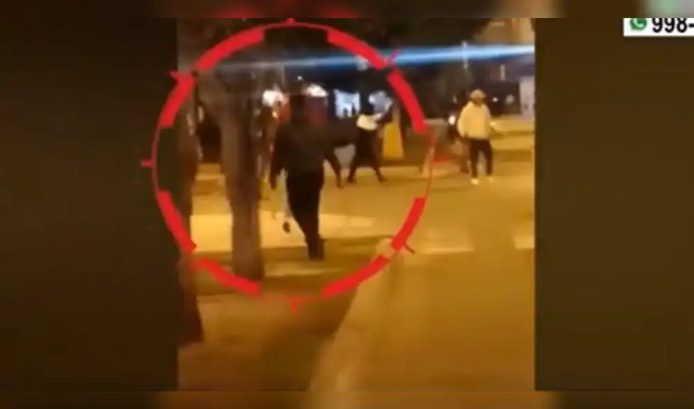 Un grupo de barristas se enfrentaron con machetes en las calles de Surco. Foto: captura América Noticias
