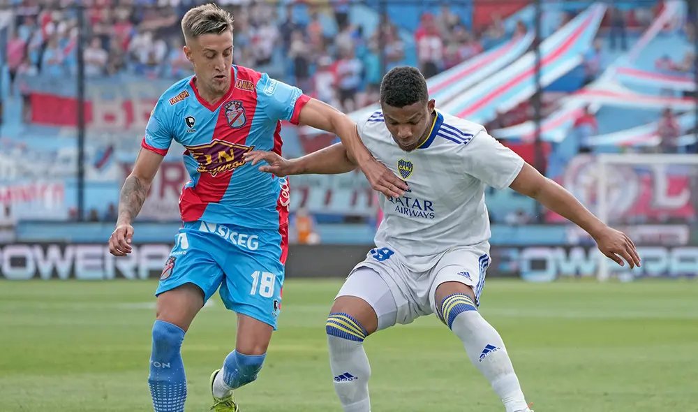 Frank Fabra en una disputa del balón con Julián Navas. Foto: Boca Juniors