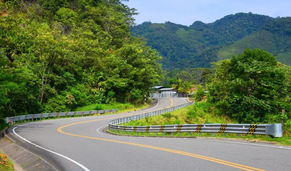 No respetar las líneas amarillas puede significar la ocurrencia de accidentes de tránsito. Foto: Andina