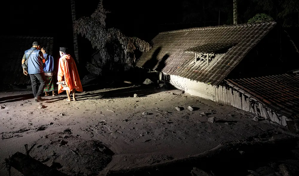 Aldeanos y rescatistas buscan sobrevivientes en zonas afectadas por la erupción del volcán en Indonesia. Foto: AFP