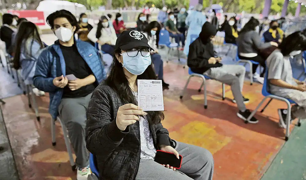 Pone el hombro. La vacunación avanza en todo el país. Foto: John Reyes / La República Pone el hombro. La vacunación avanza en todo el país. Foto: John Reyes / La República