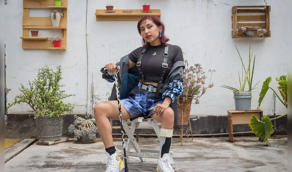 Daniela Campos muestra el bastón que intervino con trazos de pintura que representan cicatrices y venas. Fotografía: Antonio Melgarejo