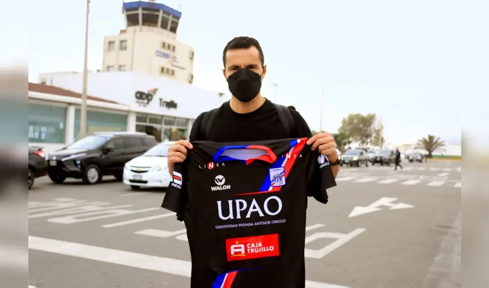 Enrique Meza posó con la camiseta de Carlos A. Mannucci. Foto: Mannucci Enrique Meza posó con la camiseta de Carlos A. Mannucci. Foto: Mannucci