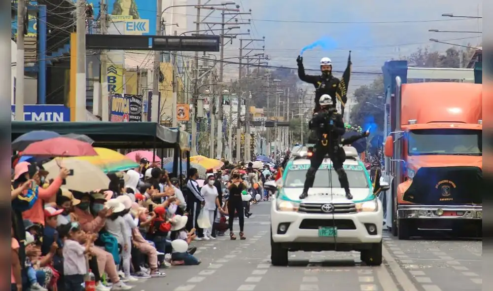 Pasacalle de la Policía se desarrolló en la avenida Independencia de Arequipa. Foto: Zintia Fernández / La República Pasacalle de la Policía se desarrolló en la avenida Independencia de Arequipa. Foto: Zintia Fernández / La República
