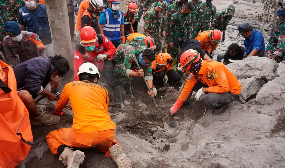 Más de 5.200 personas se han visto afectadas por la erupción del volcán Semeru. Foto: EFE