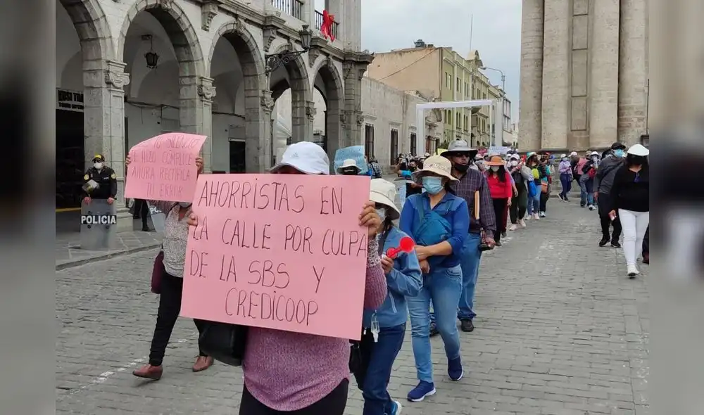 Los ahorristas marcharon por diversas calles hasta llegar a la Plaza de Armas de la ciudad. Foto: Zintia Fernández/La República