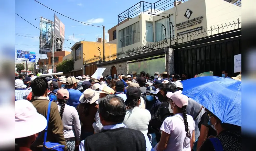 Ahorristas de la Cooperativa Credicoop  protestan en la SBS, ubicado en Cayma. Foto: Zintia Fernández/La República