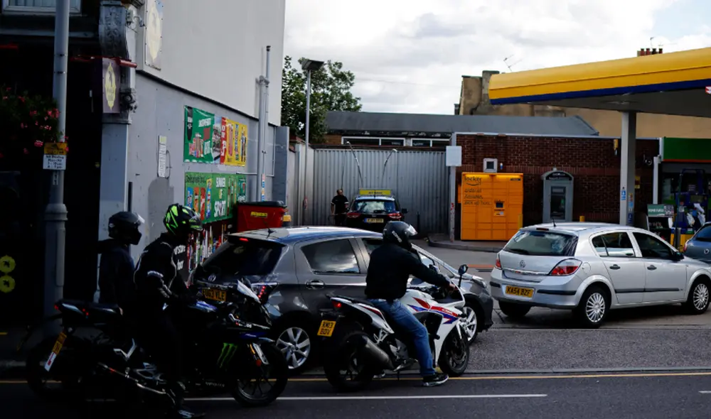 "Refinerías, importadores, mayoristas y la cadena de comercialización deben trasladar las bajas de precios completas y oportunas, en armonía con las relaciones de consumo o transacciones comerciales idóneas, según lo establece el Código de Protección y Defensa del Consumidor”, afirmó el presidente del Opecu, Héctor Plate Cánepa. Foto: AFP "Refinerías, importadores, mayoristas y la cadena de comercialización deben trasladar las bajas de precios completas y oportunas, en armonía con las relaciones de consumo o transacciones comerciales idóneas, según lo establece el Código de Protección y Defensa del Consumidor”, afirmó el presidente del Opecu, Héctor Plate Cánepa. Foto: AFP