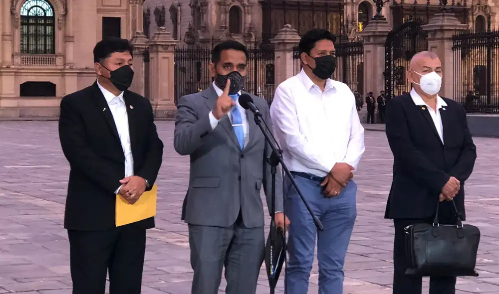Elvis Vergara junto a otros miembros de AP se pronunciaron a la salida de la reunión con Pedro Castillo. Foto: Gianella Aguirre / URPI-LR