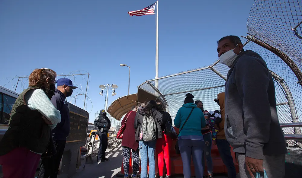 Migrantes centroamericanos piden asilo, pero fueron devueltos por el Puente Internacional Paso del Norte al reactivarse el programa Quédate en México este 6 de diciembre. Foto: EFE