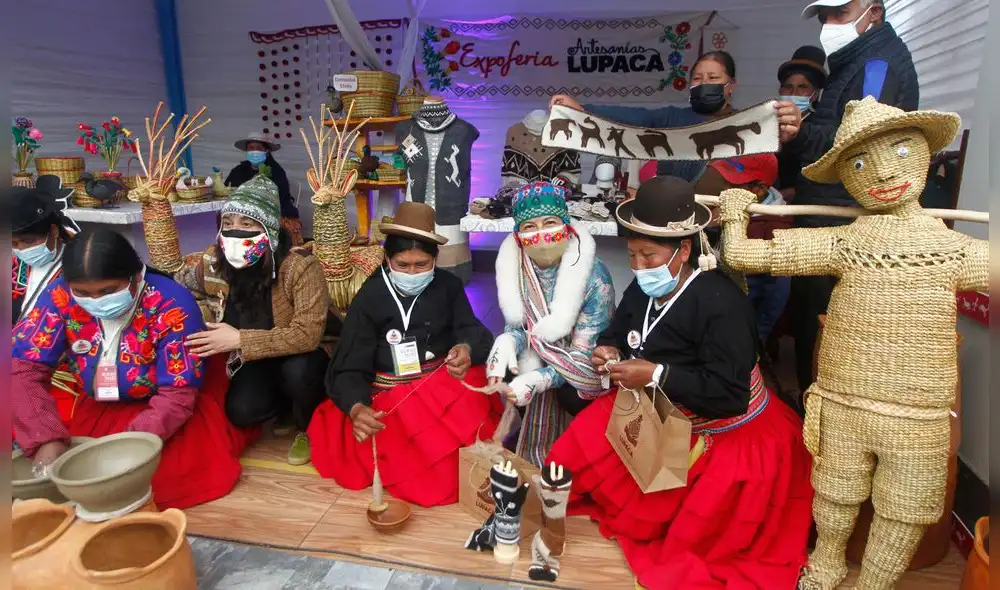 Artesanos puneños recibieron a la ministra de Cultura, Giseña Ortiz. Foto: Juan Carlos Cisneros / La República Artesanos puneños recibieron a la ministra de Cultura, Giseña Ortiz. Foto: Juan Carlos Cisneros / La República