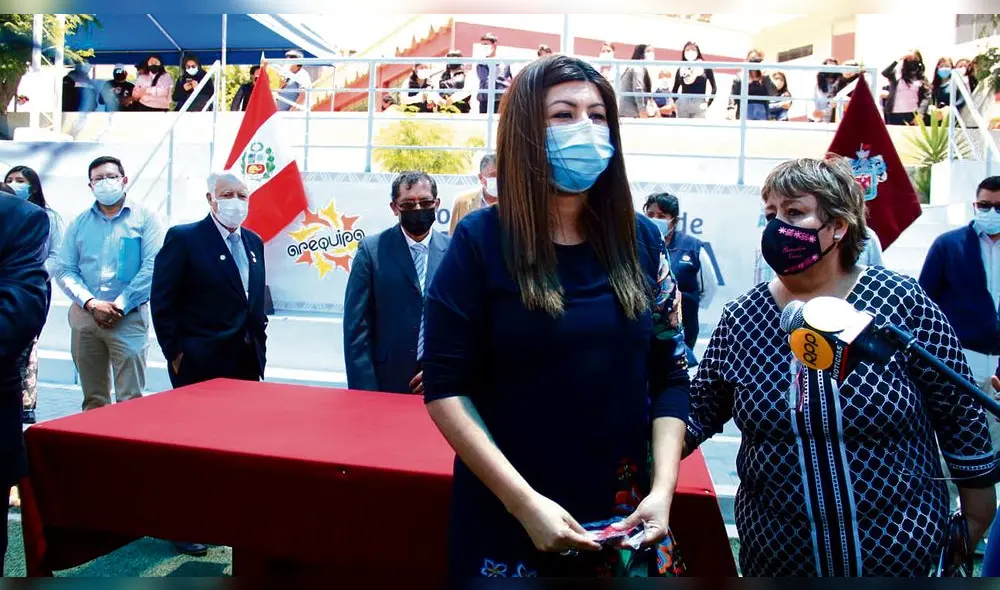 Asumió. Ayer Gutiérrez se presentó con trabajadores a quienes les pidió su compromiso para sacar adelante a la entidad. Foto: Zintia Fernández/La República Asumió. Ayer Gutiérrez se presentó con trabajadores a quienes les pidió su compromiso para sacar adelante a la entidad. Foto: Zintia Fernández/La República