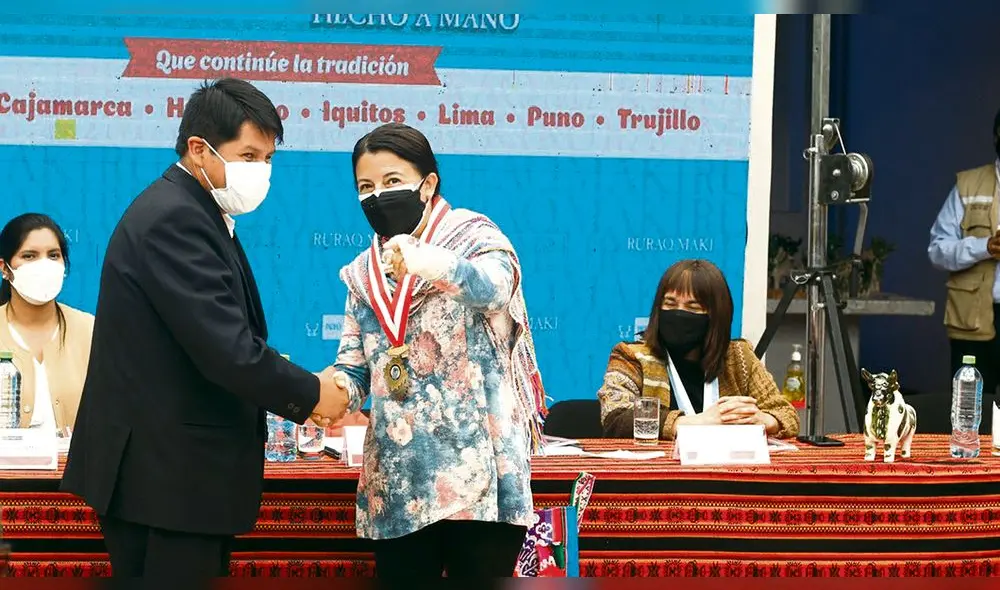 Desde Puno. Ministra Gisela Ortiz cuestionó a congresistas por impulsar pedido de vacancia. Lo hizo en lanzamiento de feria. Foto: Juan Carlos Cisneros/La República Desde Puno. Ministra Gisela Ortiz cuestionó a congresistas por impulsar pedido de vacancia. Lo hizo en lanzamiento de feria. Foto: Juan Carlos Cisneros/La República