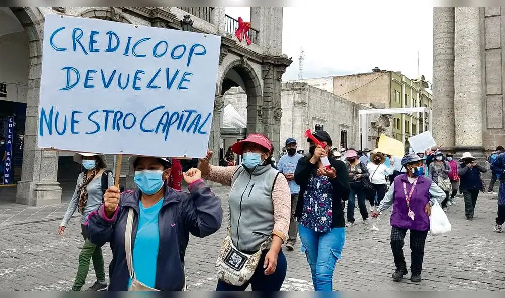 Protestas. Afectados con cierre de Credicoop marcharon. Foto: La República