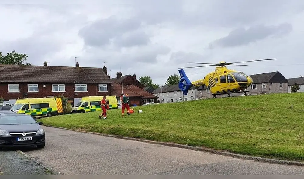 Los servicios de emergencia en Tedder Square en Widnes, Reino Unido. Foto: MEN
