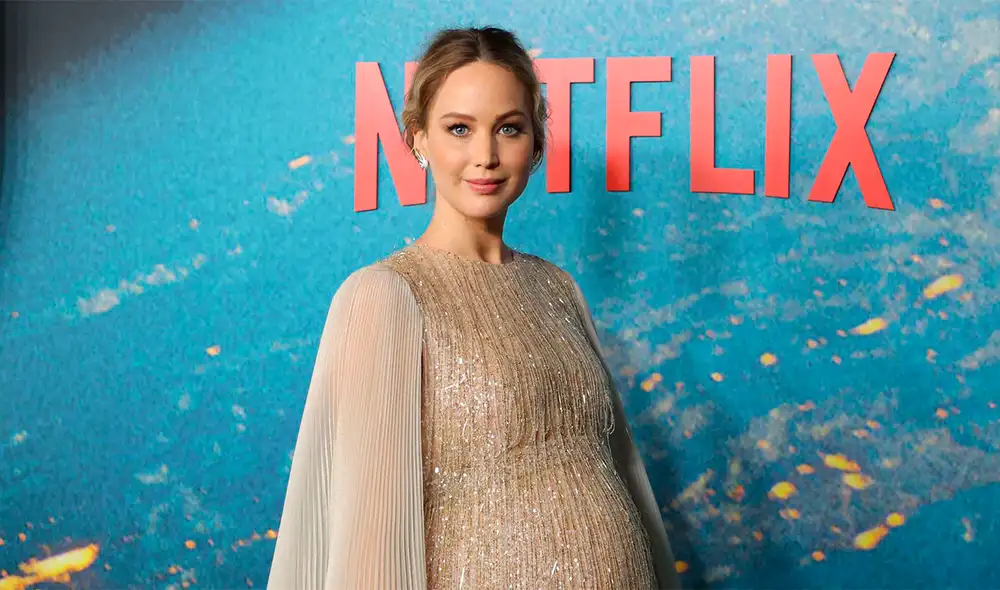 Jennifer Lawrence posó por primera vez para los medios con su pancita de embarazo. Foto: Mike Coppola/AFP
