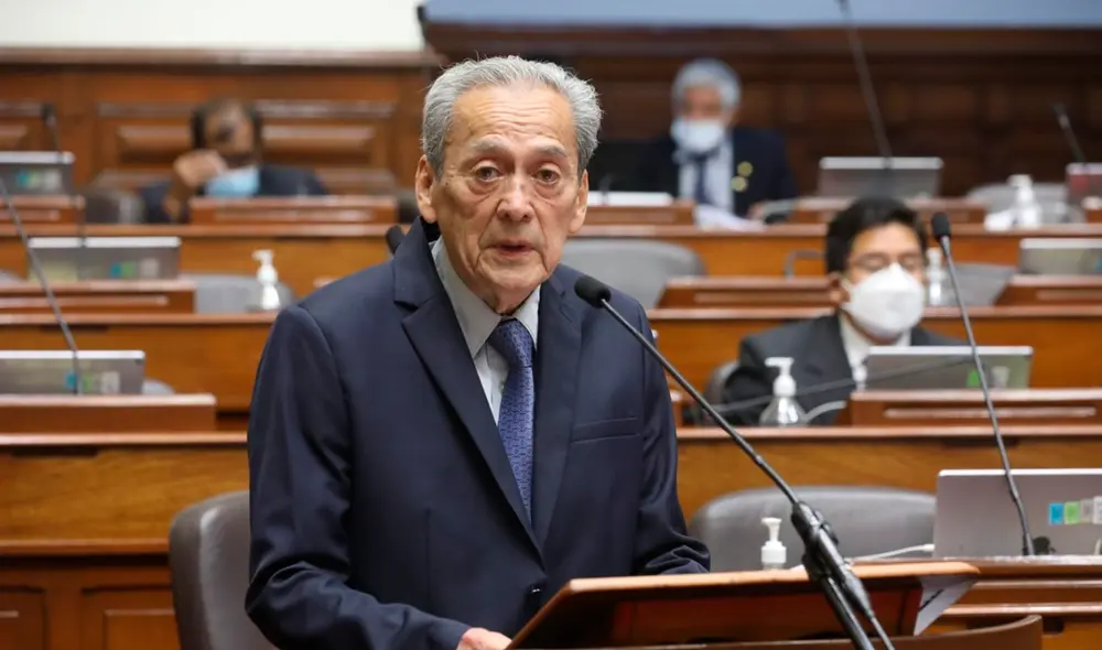 El ministro Gallardo participó en la reciente sesión del Pleno del Congreso. Foto: Minedu