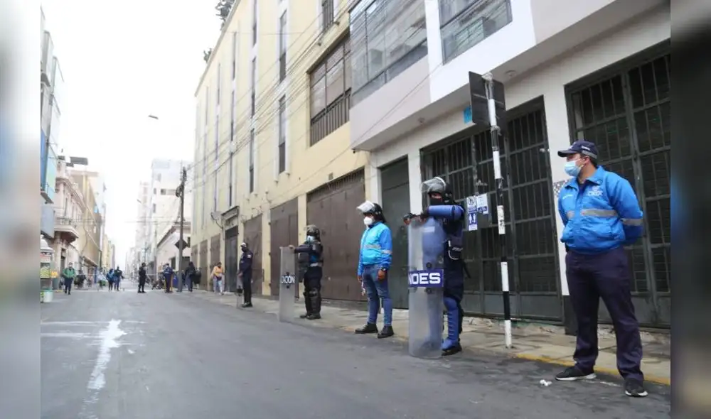 Este contingente municipal resguardará durante todo el día esta zona, para evitar el reingreso de ambulantes. Foto: MML