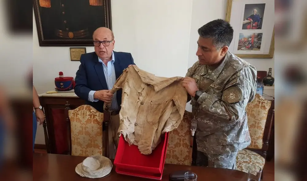 Traverso y el coronel Sotomayor muestran la chaqueta de un soldado que luchó por la independencia. Foto: J.Mendoza/La República