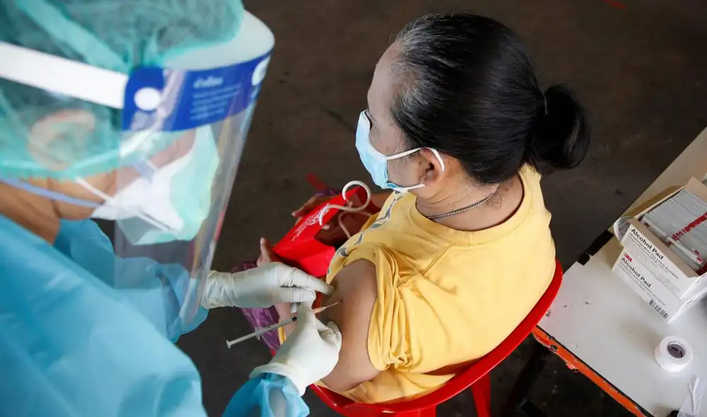 Un residente recibe la vacuna CoronaVac de Sinovac durante una campaña en Bangkok, Tailandia. Foto: EFE/ EPA / Narong Sangnak