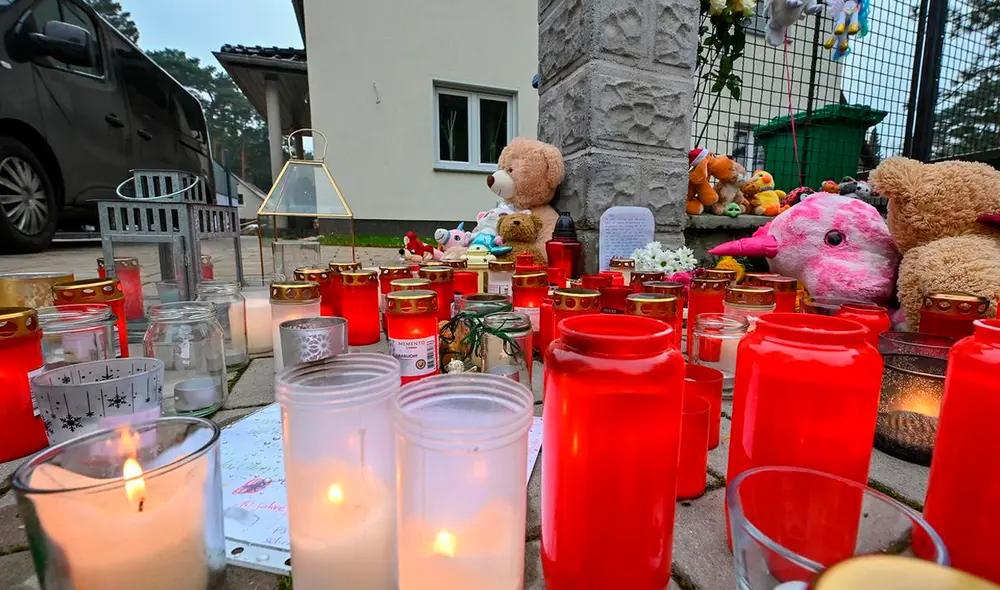 Frente a la casa donde ocurrió la tragedia, residentes se hicieron presentes para despedirse de las víctimas. Foto: Patrick Pleul / DPA Frente a la casa donde ocurrió la tragedia, residentes se hicieron presentes para despedirse de las víctimas. Foto: Patrick Pleul / DPA