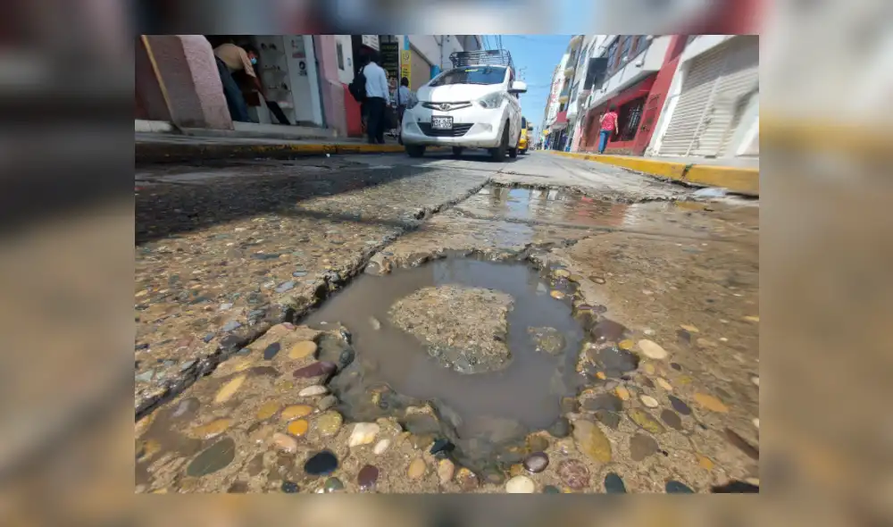 En diferentes calles del centro histórico hay puntos críticos por aniegos de aguas servidas. Foto: Clinton Medina/ La República