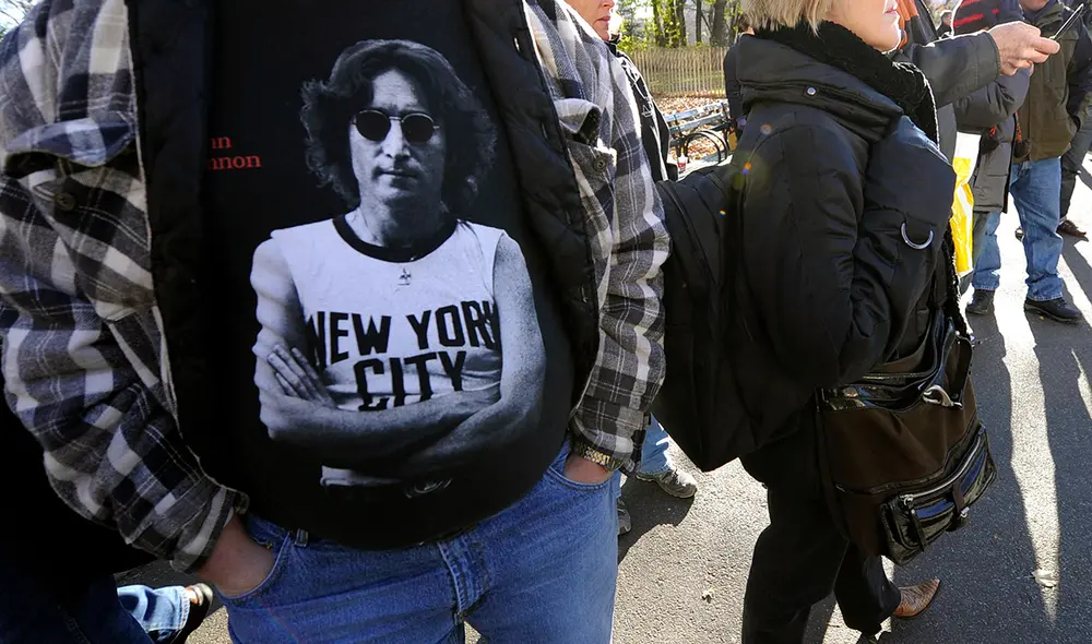 Los fanáticos de John Lennon reunidos en Strawberry Fields de la ciudad de Nueva York el 8 de diciembre de 2010.