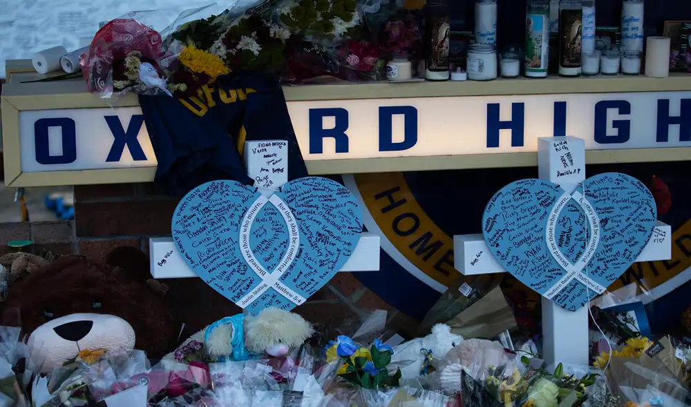 Difunden imágenes de un monumento fuera de la secundaria de Oxford High School el 7 de diciembre de 2021, en Michigan. Foto: AFP Difunden imágenes de un monumento fuera de la secundaria de Oxford High School el 7 de diciembre de 2021, en Michigan. Foto: AFP