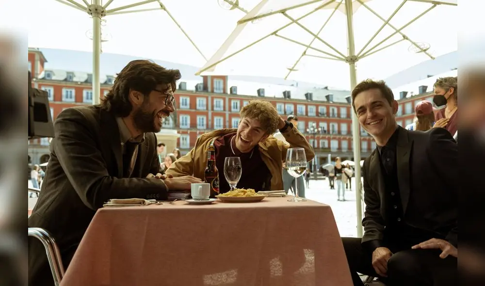 Detrás de cámaras del Profesor, Rafael y Berlín recordando un hecho de la familia. Foto: Twitter/@lacasadepapel