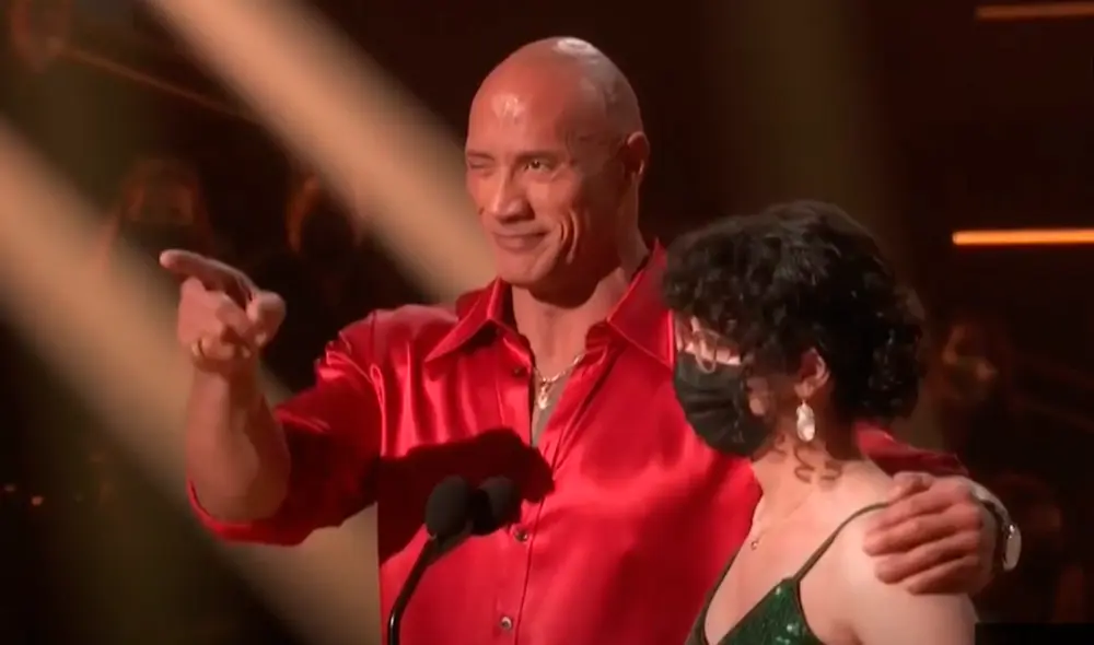Dwayne Johnson le pidió a una joven de la fundación Make a wish que lo acompañe para agradecer su tercer premio de la noche. Foto: captura de e!