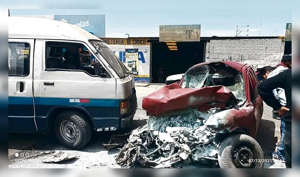 Rescate. Agentes de las comisarías de Ciudad de Dios y Ciudad Municipal, llegaron para liberar a los choferes atrapados. Foto: La República