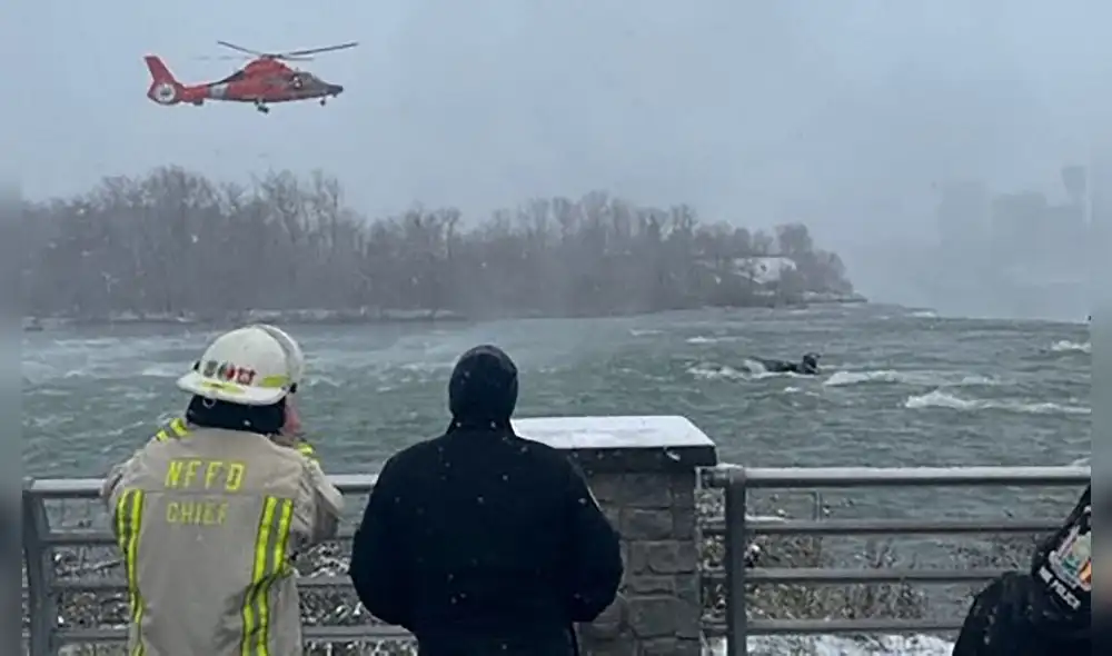 La investigación debe determinar cómo cayó el vehículo al río Niágara, entre un puente para autos y una pasarela para peatones. Foto: AFP La investigación debe determinar cómo cayó el vehículo al río Niágara, entre un puente para autos y una pasarela para peatones. Foto: AFP