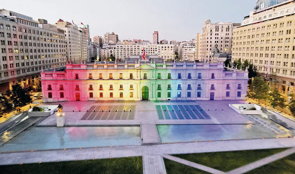Palacio inclusivo. El Palacio de la Moneda, sede del Gobierno, se iluminó con los colores de la bandera LGTBIQ+, tras la aprobación del matrimonio igualitario. Foto: EFE