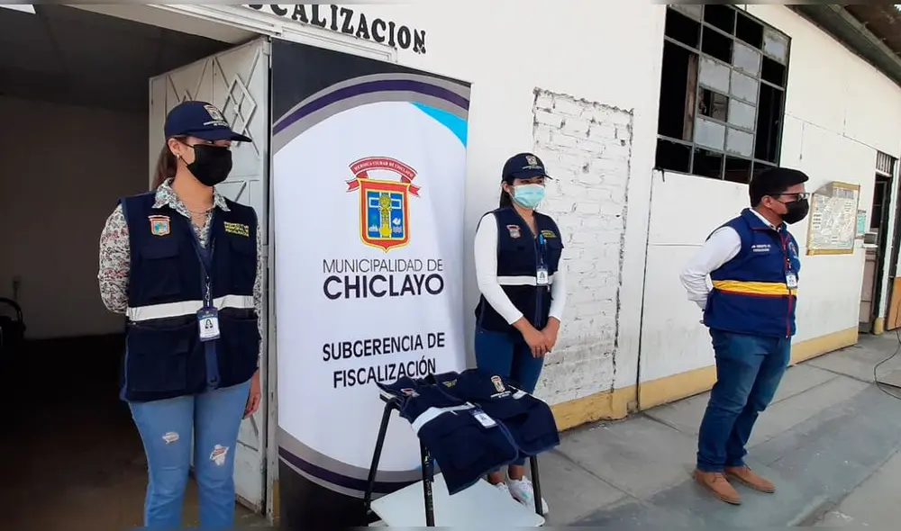 Correcta indumentaria del personal de Fiscalización. Foto: Carlos Vásquez