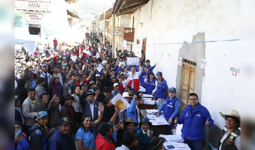 El gobernador Manuel Llempén entregó títulos en las provincias de la sierra. Foto: GRLL