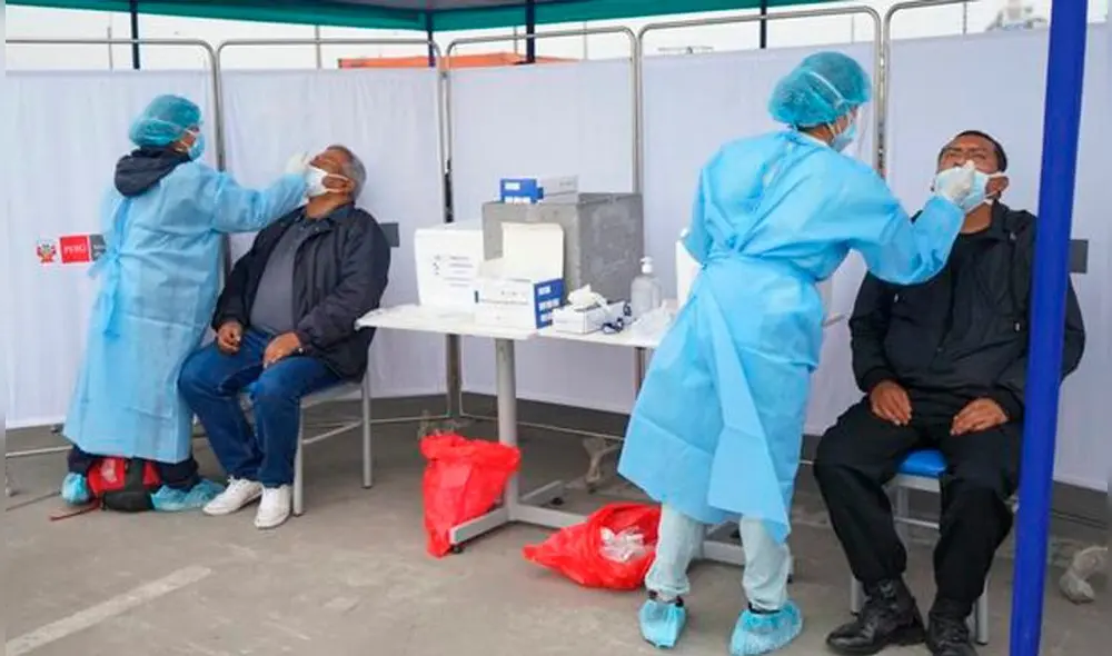 Especialista recomendó que ante cualquier síntoma de la COVID-19 y sus variantes es adecuado realizarse una prueba de descarte. Foto: Andina.