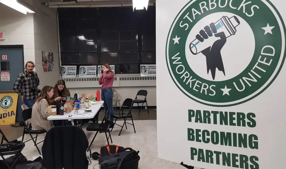 Empleados de Starbucks hacen historia con el primer sindicato. Foto: EFE Empleados de Starbucks hacen historia con el primer sindicato. Foto: EFE