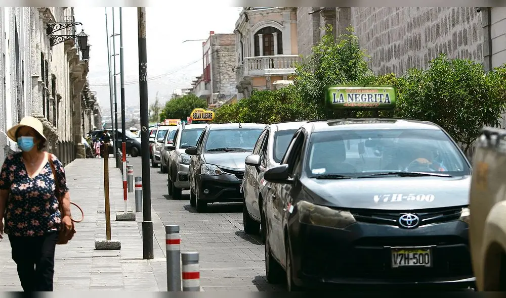 Exceso de taxis. Este vehículo contribuye a congestionar las calles del centro. Hay un exceso de casi 200%. Foto: La República Exceso de taxis. Este vehículo contribuye a congestionar las calles del centro. Hay un exceso de casi 200%. Foto: La República