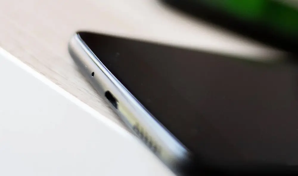 Todos los smartphone, sean Android o iPhone, tienen este agujero en su base. Foto: Andro4all