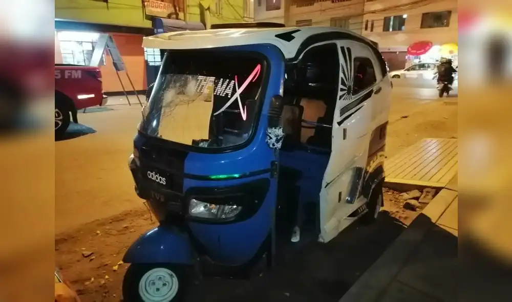 Abordo de un mototaxi celeste sin placa, amenazaron a una mujer para luego arrebatarle su bolso. Foto: Giuliana Castillo/URPI-LR