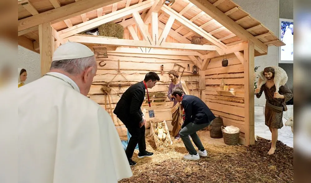 El Papa Francisco recibiendo a las delegaciones que donaron el Árbol de Navidad en la Plaza de San Pedro y el Belén para el belén en el Salón Pablo VI. Foto: EFE