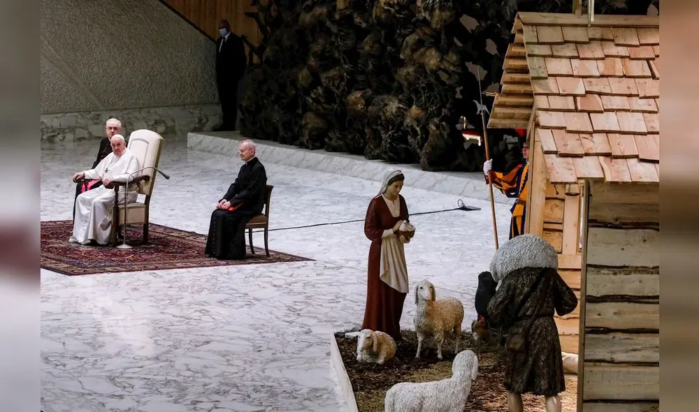 El Papa Francisco reuniéndose con la delegación que donó el Árbol de Navidad y la Cuna en la Plaza de San Pedro y en el Salón Pablo VI, Ciudad del Vaticano. Foto: EFE
