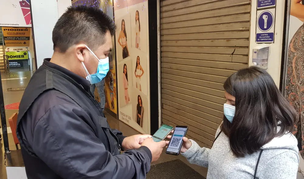 Después de descargar el carnet de vacunación, puedes presentar el código QR en dos formas: vía digital o impresa. Foto: La República