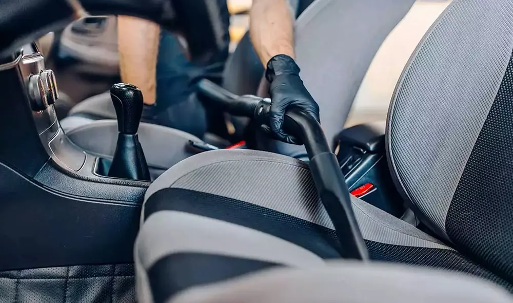 Limpiar la tapicería del auto no es una tarea tan difícil como muchas personas creen. Foto: rentingfinders