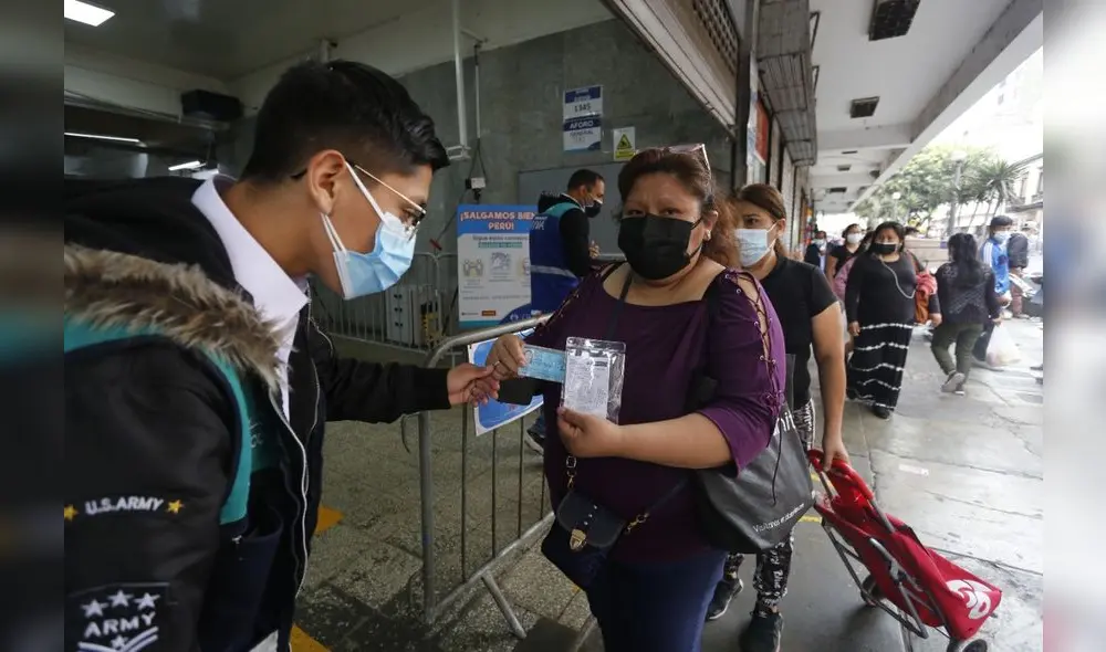 Ciudadanos muestran carné de vacunación y DNI. Foto: Carlos Félix-La República Ciudadanos muestran carné de vacunación y DNI. Foto: Carlos Félix-La República