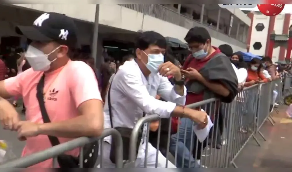 Los vacunatorios instalados en las inmediaciones de estos emporios comerciales muestran largas colas. Fotos: captura RPP Noticias